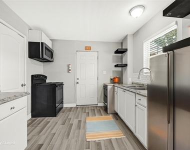 306 E 38th Street - Photo Thumbnail 10