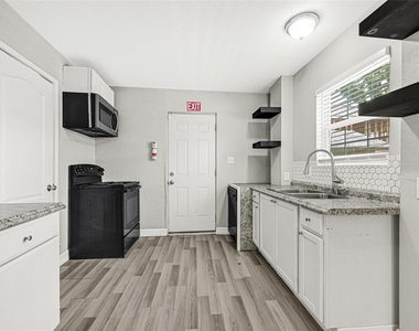 306 E 38th Street - Photo Thumbnail 10