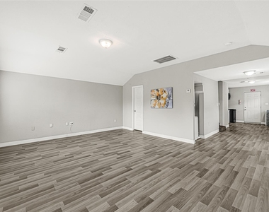 306 E 38th Street - Photo Thumbnail 4