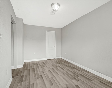 306 E 38th Street - Photo Thumbnail 12