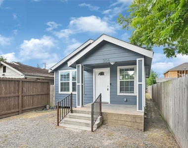 306 E 38th Street - Photo Thumbnail 2
