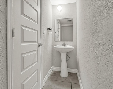 306 E 38th Street - Photo Thumbnail 17