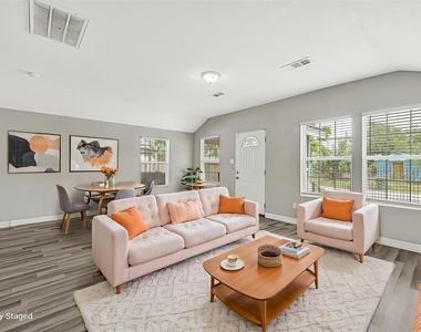 306 E 38th Street - Photo Thumbnail 5