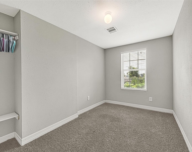 306 E 38th Street - Photo Thumbnail 18