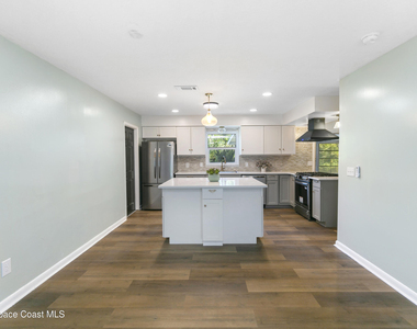 2122 Michigan Avenue - Photo Thumbnail 3
