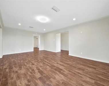 3315 S Braeswood Boulevard - Photo Thumbnail 6