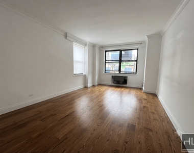 E 82 St - Photo Thumbnail 2