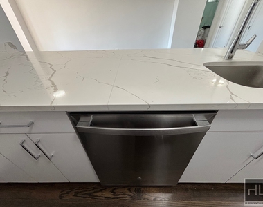 E 82 St - Photo Thumbnail 5