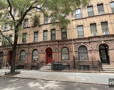East 89 Street - Photo Thumbnail 2