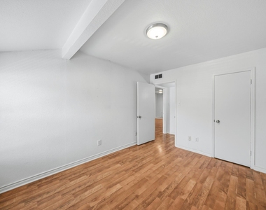3131 Cummins Street - Photo Thumbnail 21
