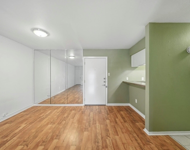 3131 Cummins Street - Photo Thumbnail 6