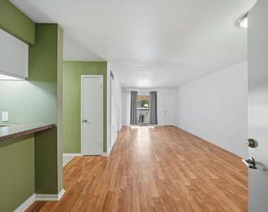 3131 Cummins Street - Photo Thumbnail 5