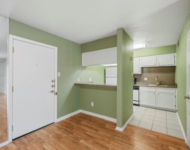 3131 Cummins Street - Photo Thumbnail 3