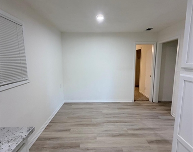 2428 19th Avenue N - Photo Thumbnail 8