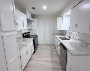 2428 19th Avenue N - Photo Thumbnail 7