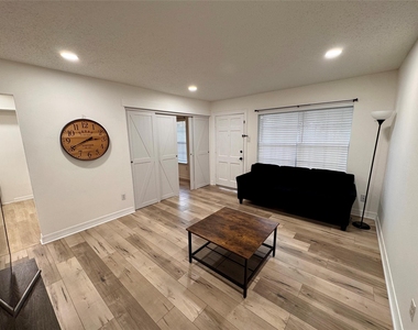 3131 Southwest Freeway - Photo Thumbnail 1