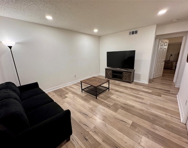 3131 Southwest Freeway - Photo Thumbnail 7