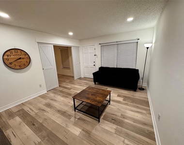 3131 Southwest Freeway - Photo Thumbnail 8