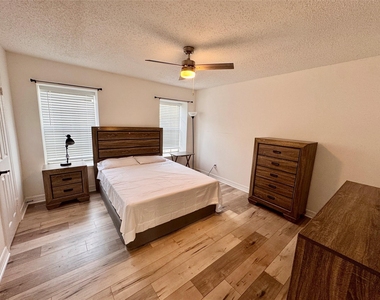 3131 Southwest Freeway - Photo Thumbnail 2