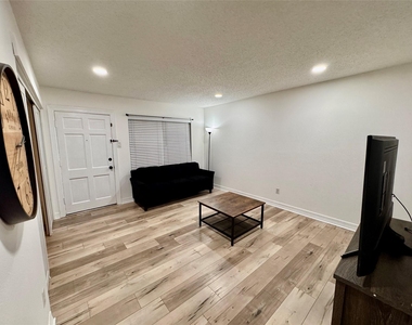 3131 Southwest Freeway - Photo Thumbnail 11