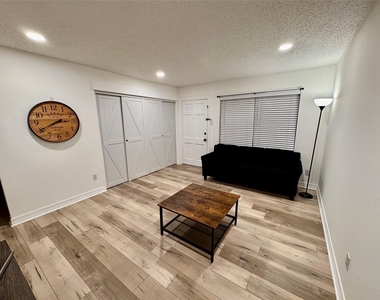 3131 Southwest Freeway - Photo Thumbnail 9