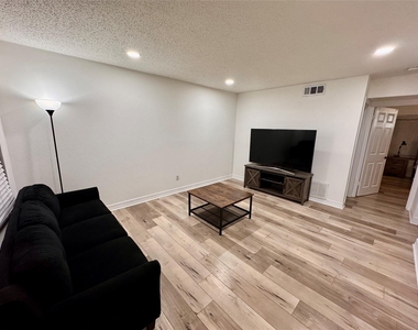 3131 Southwest Freeway - Photo Thumbnail 10