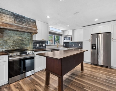 1674 34th Avenue N - Photo Thumbnail 10