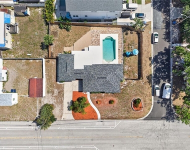 1674 34th Avenue N - Photo Thumbnail 2