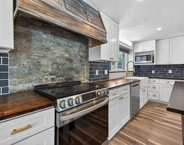 1674 34th Avenue N - Photo Thumbnail 12