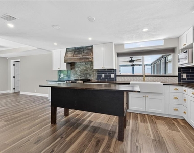 1674 34th Avenue N - Photo Thumbnail 9