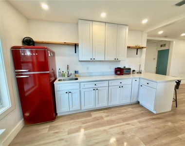 2238 Quincy Street S - Photo Thumbnail 7