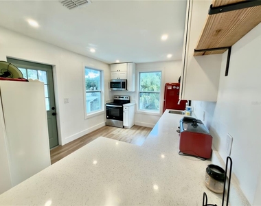2238 Quincy Street S - Photo Thumbnail 5