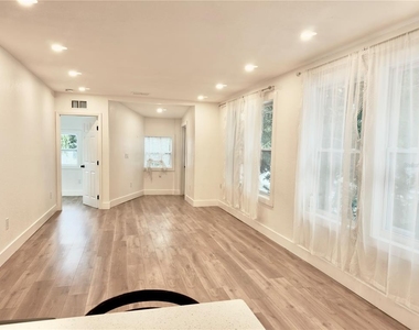 2238 Quincy Street S - Photo Thumbnail 3