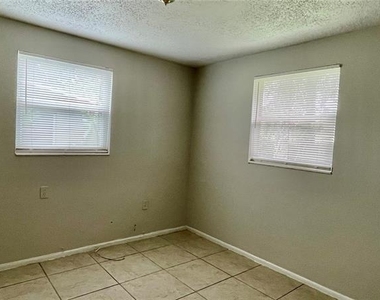 9803 N 11th Street - Photo Thumbnail 4