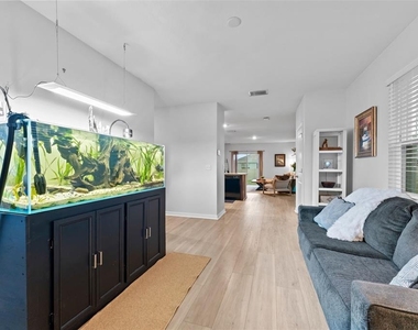 10918 Trailing Vine Drive - Photo Thumbnail 3
