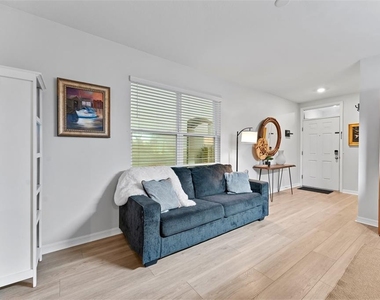 10918 Trailing Vine Drive - Photo Thumbnail 5