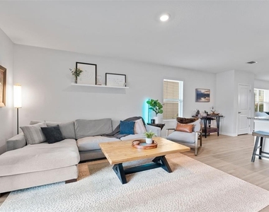 10918 Trailing Vine Drive - Photo Thumbnail 10