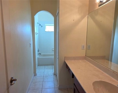 11609 Greensleeve Avenue - Photo Thumbnail 44