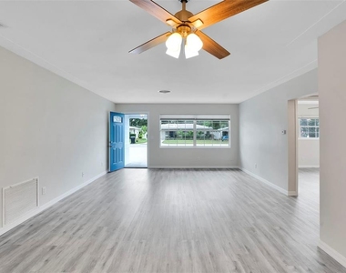 4550 16th Avenue N - Photo Thumbnail 6