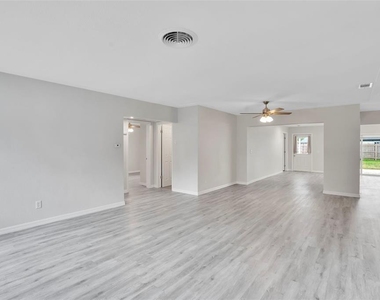 4550 16th Avenue N - Photo Thumbnail 2