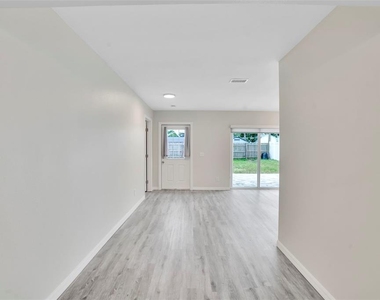 4550 16th Avenue N - Photo Thumbnail 7