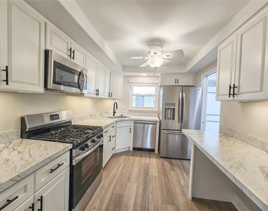 5900 Shore Boulevard S - Photo Thumbnail 4