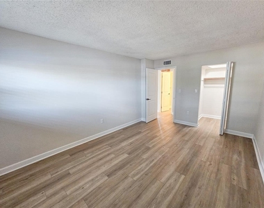 5900 Shore Boulevard S - Photo Thumbnail 24