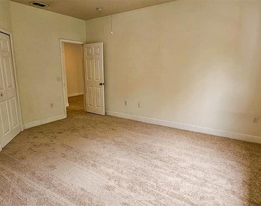 200 Southern Pecan Circle - Photo Thumbnail 5