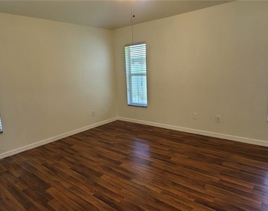 3109 Turnberry Boulevard - Photo Thumbnail 10