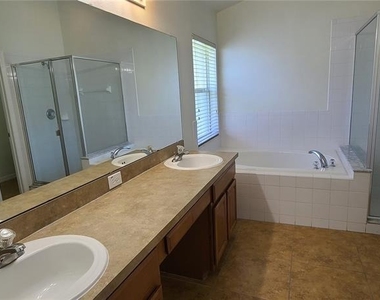3109 Turnberry Boulevard - Photo Thumbnail 12