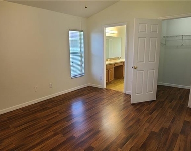 3109 Turnberry Boulevard - Photo Thumbnail 11