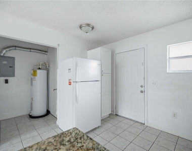 421 Ne 26th Court - Photo Thumbnail 9