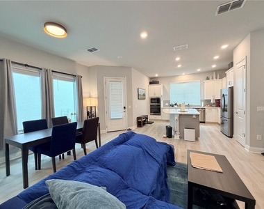 660 Rosewood Way - Photo Thumbnail 9