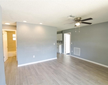 7138 Oakwood Drive - Photo Thumbnail 2